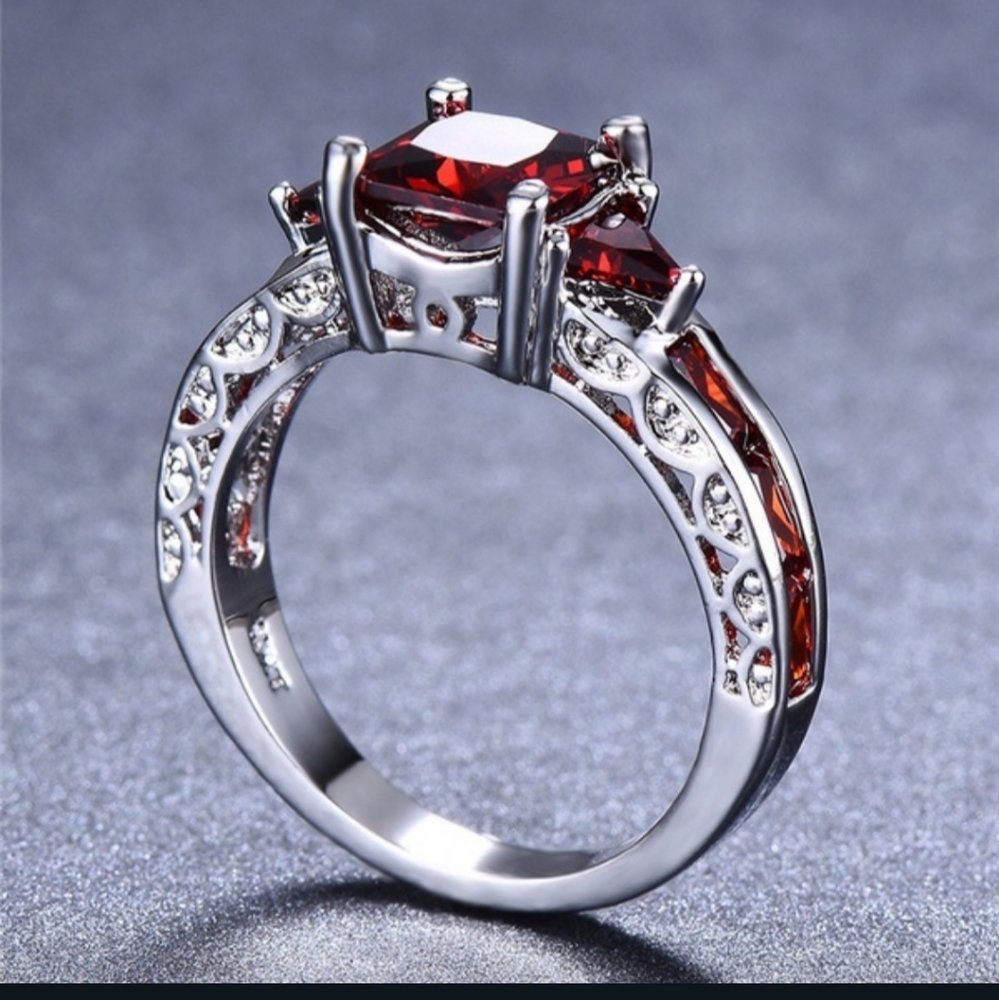Beautiful Ruby Ring - Picture 2 of 7